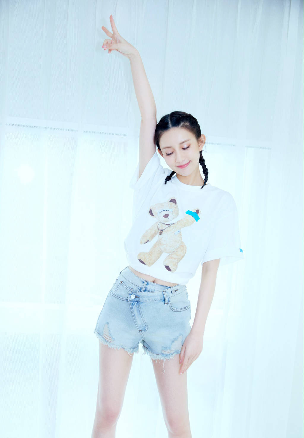 她演《陈情令》被嘲带资进组,今穿紫色露脐衫配百褶裙,甜美帅气