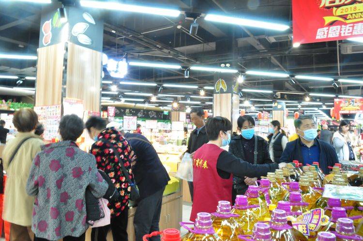 巨型蛋糕全城共享,欢乐购超市这波操作太有爱了