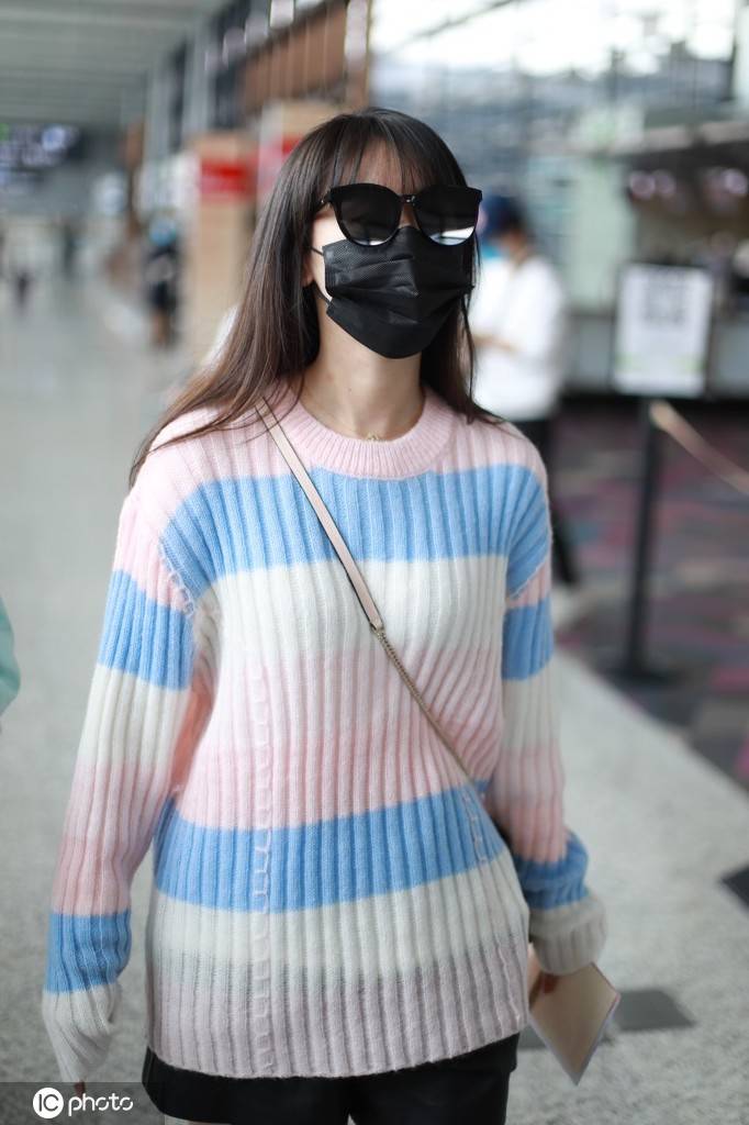 袁冰妍长发披肩墨镜遮面,穿拼色毛衣现身机场