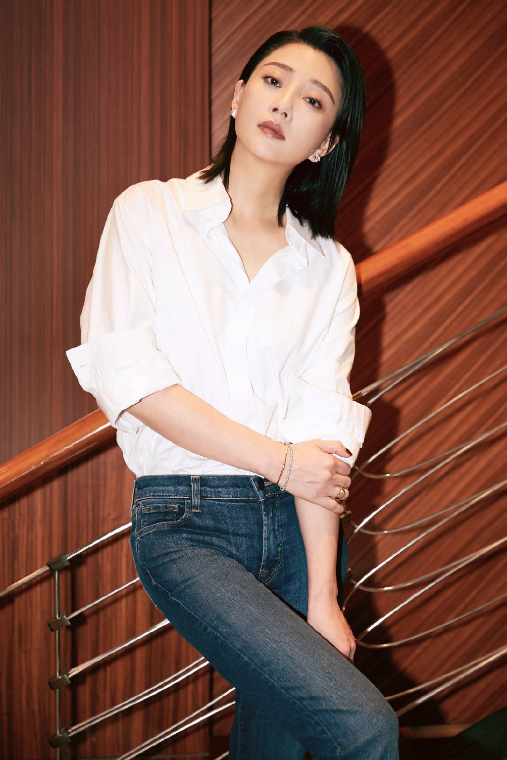 殷桃人到中年更会穿了,一件白衬衫配牛仔裤出镜,减龄又显腿长
