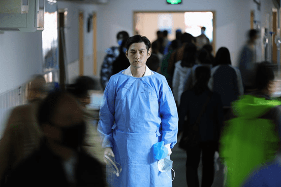 网络电影《战疫2020之我是医生》首映 严屹宽饰演重症医学科副主任