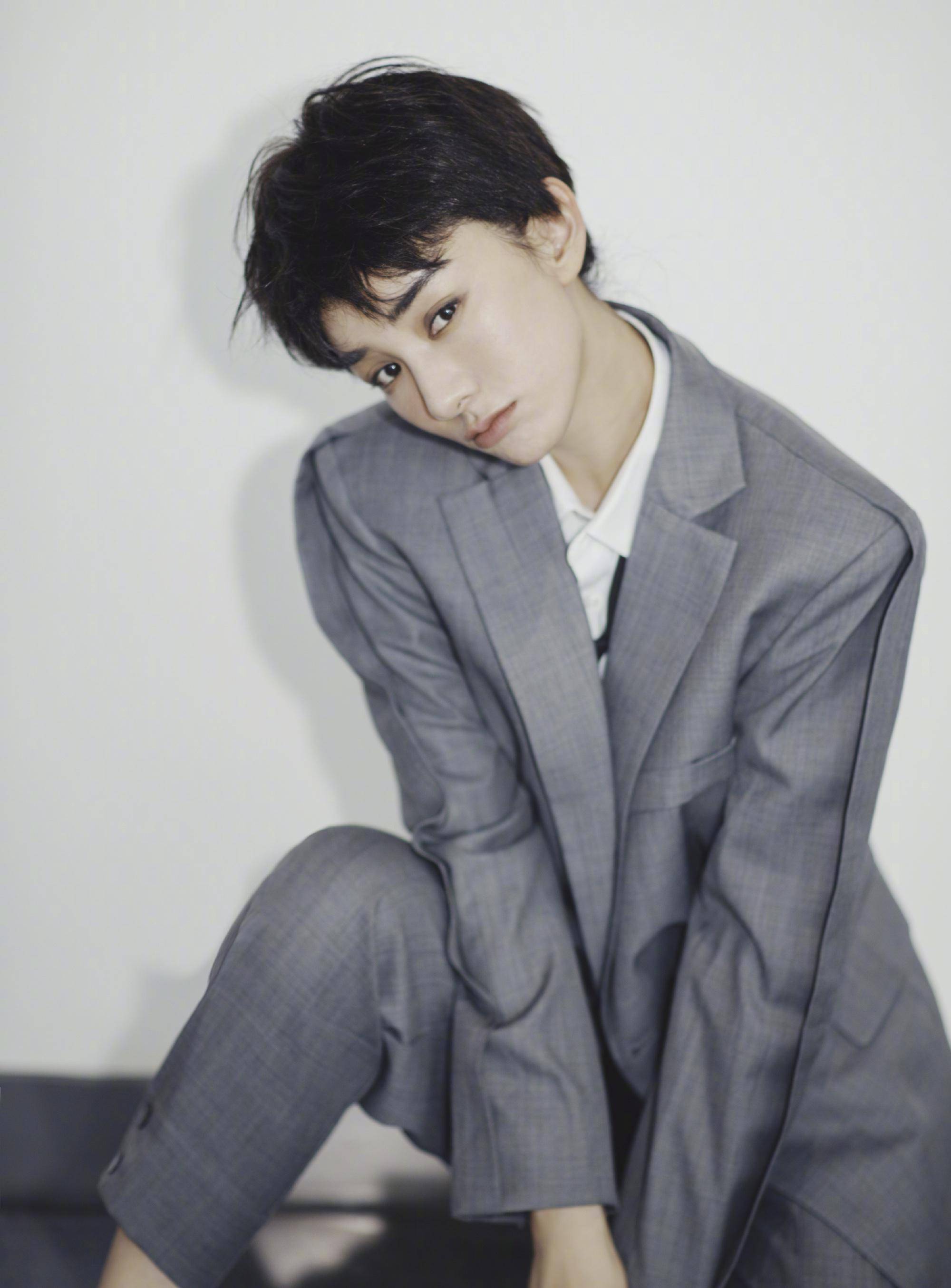 黄奕微博晒新造型,中性风气势逼人,个人状态越来越棒_设计