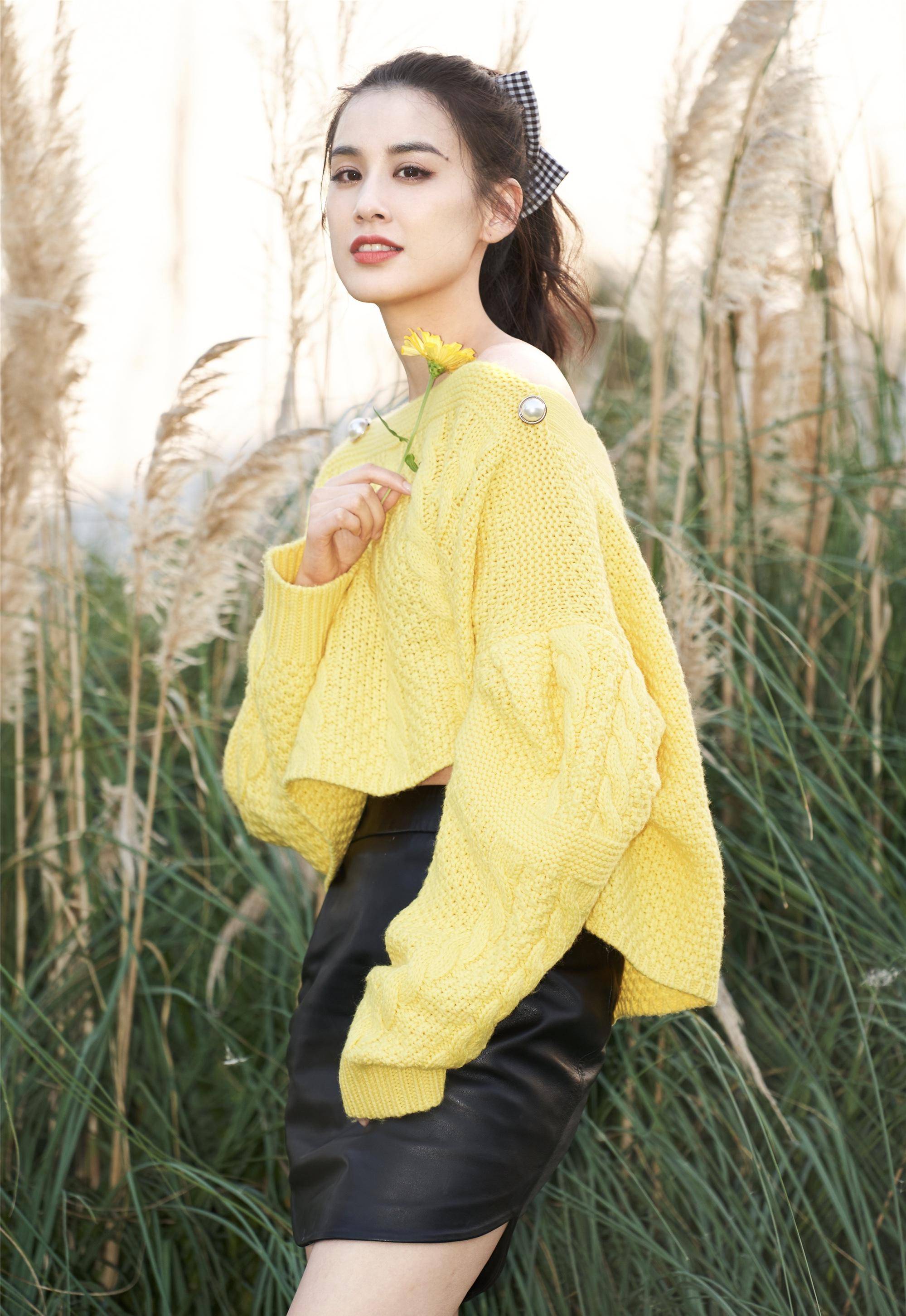 黄圣依任我们恋爱吧嘉宾黄色毛衣秀肩露脐珍珠扣子好柔美