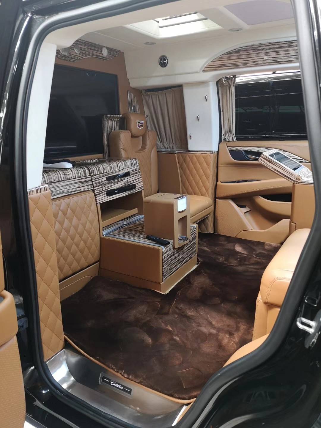 凯迪拉克总统一号内饰配备:桃木方向盘,后舱独立中控屏,躲藏式秘书座