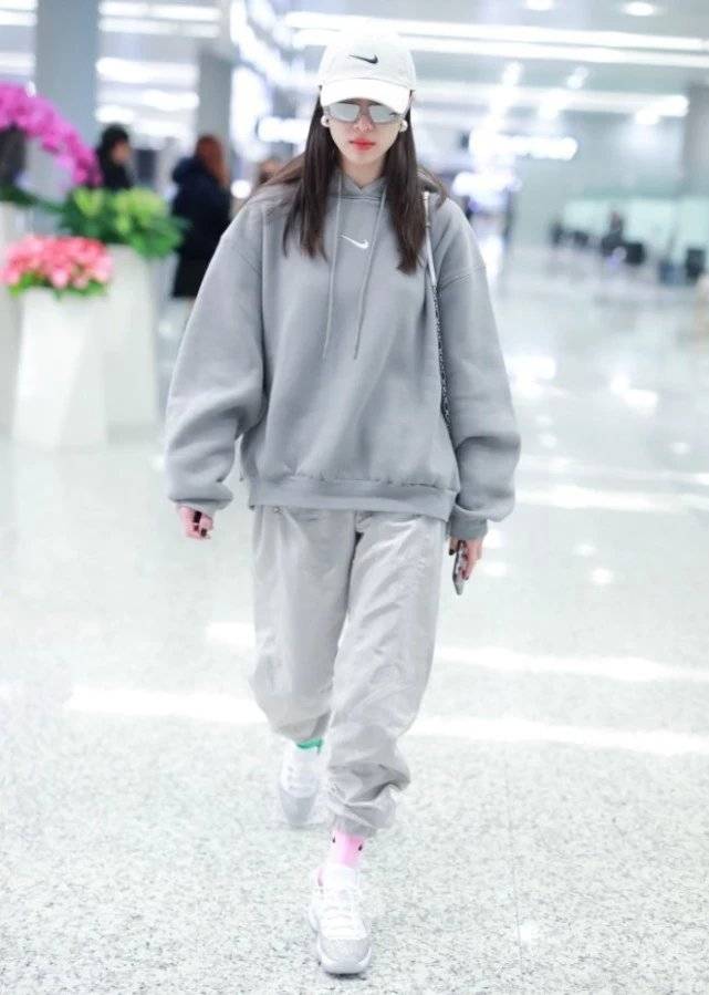 钟楚曦穿aj配双色袜,"左脚青柠,右脚蜜桃",好看到没话说!_手机搜狐网