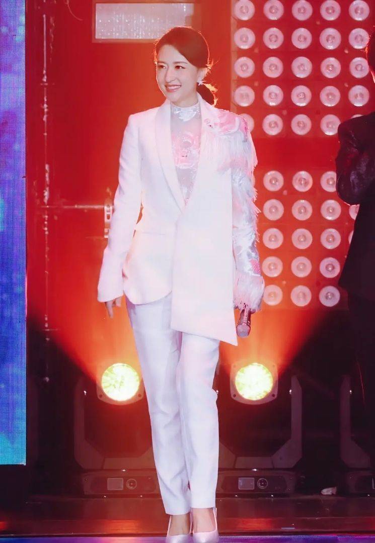 张蕾不愧是万人中选出的央视主持人,有一种怒而不放的美!