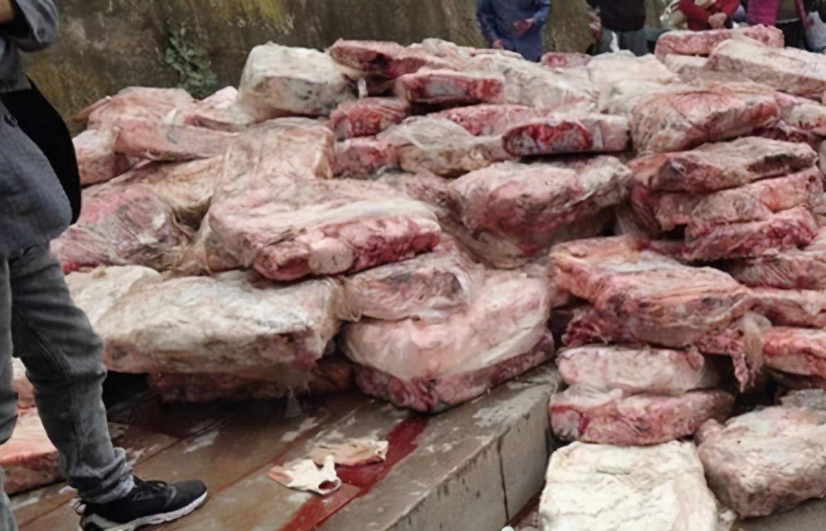 昨天(10月28日),一辆运载冻品的冷链车在湖北省巴东县官渡口镇路段