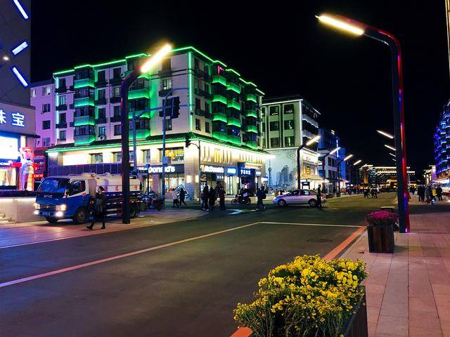 长春红旗街步行街改造后,增加了仿古与汽车元素,夜景很美