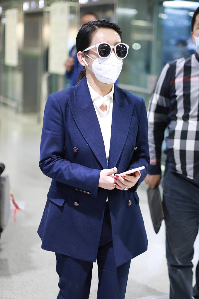 秦海璐穿西装利落干练 昂首阔步秒变霸道总裁