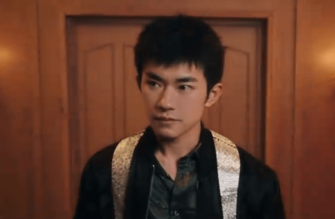 易烊千玺新作品《1起挺你》发布,网友:看到名字我以为开车了