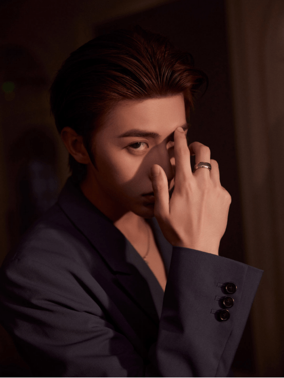 蔡徐坤一袭蓝色西装和大背头发型,演绎复古经典风,高级又矜贵!