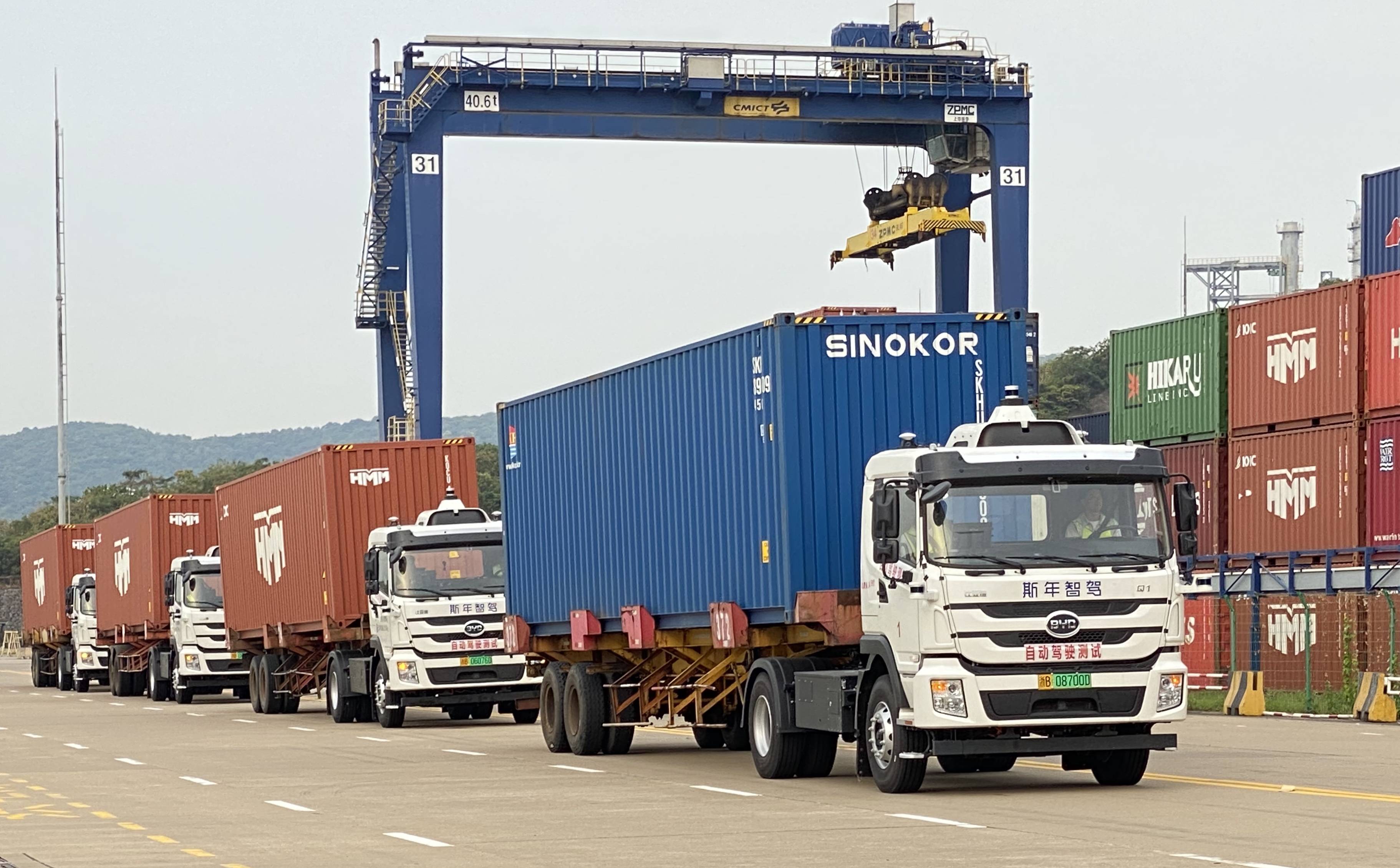 而且,无人驾驶集卡对港口的基础设施无特殊要求,适用于老码头自动化