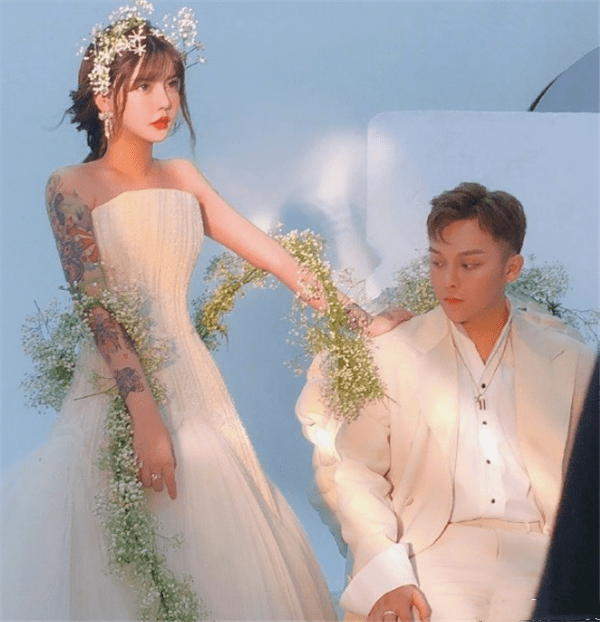 网红拍婚纱照,小伊伊牌牌琦唯美,吴迪文静浪漫,看到大美:豪横