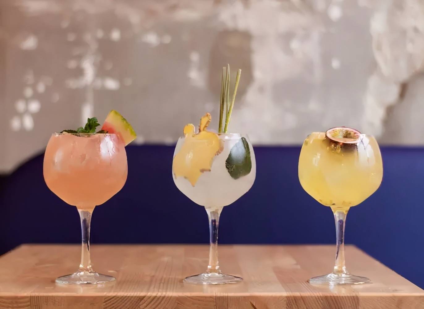 "加点小酒"的饮品火了,年轻人为何爱"微醺"滋味?