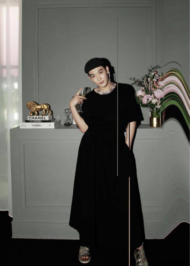 姜思达潮到失控大胆挑战露背长裙搭配蓝色眼影超有个性