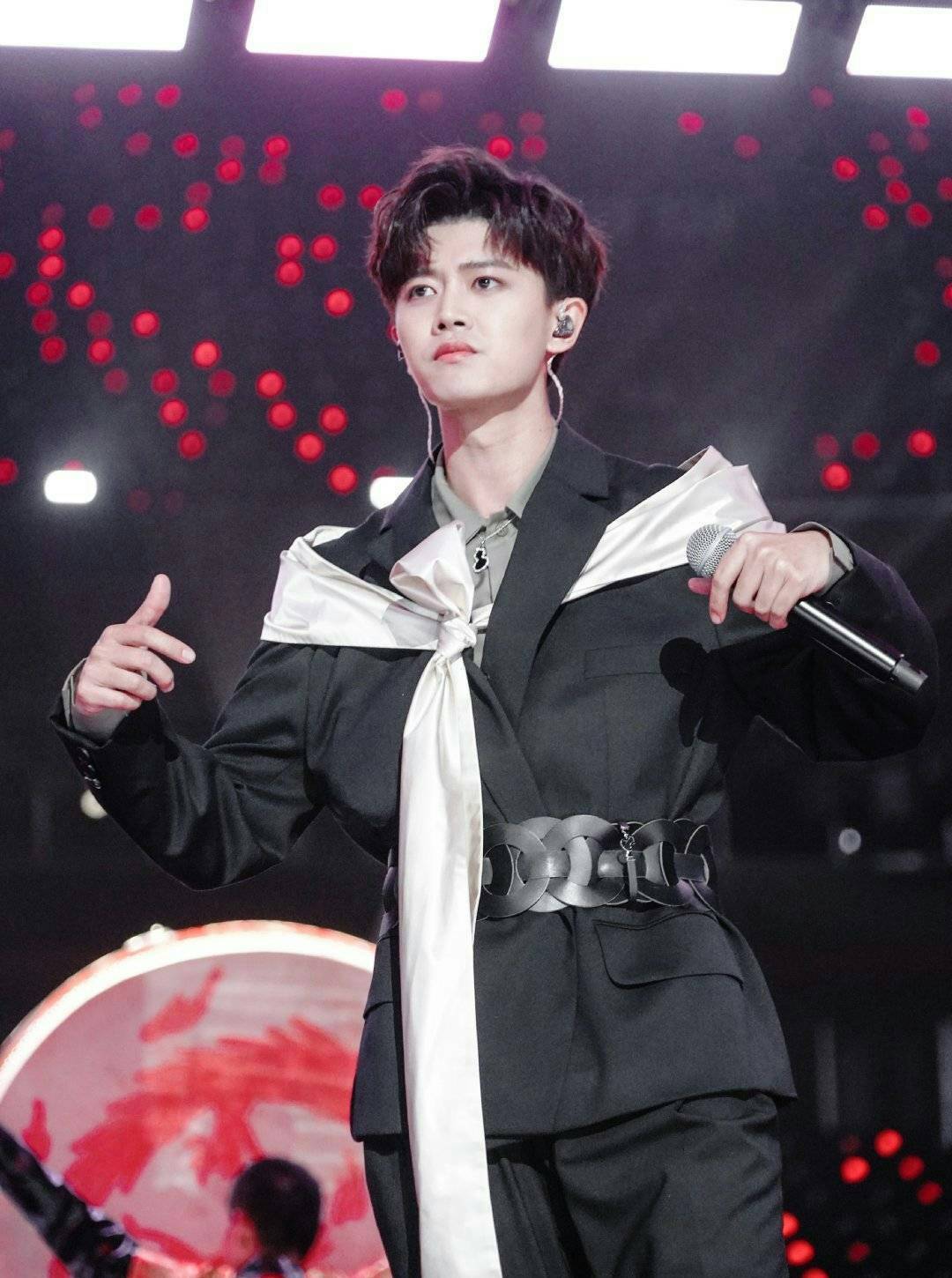 搭档白鹿拍新剧,与周延亮相大舞台,任嘉伦唱跳俱佳,多才多艺