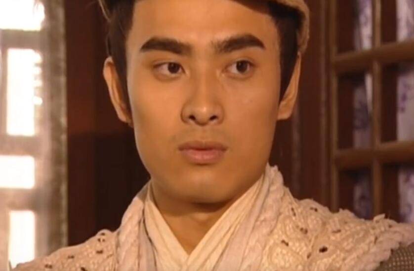 男二号燕十三由王千友扮演,在剧中的造型很诡异,算不得帅气.