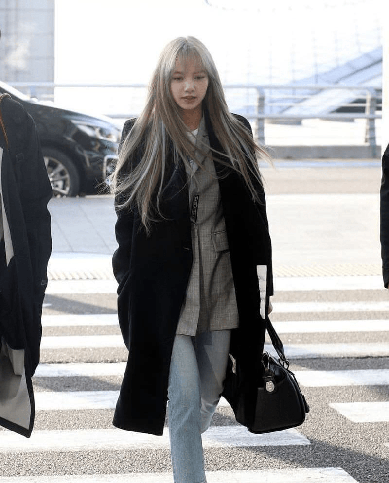 lisa51cm的"蚂蚁腰"太秀了,露脐上衣配大衣,的确有顶级女团范