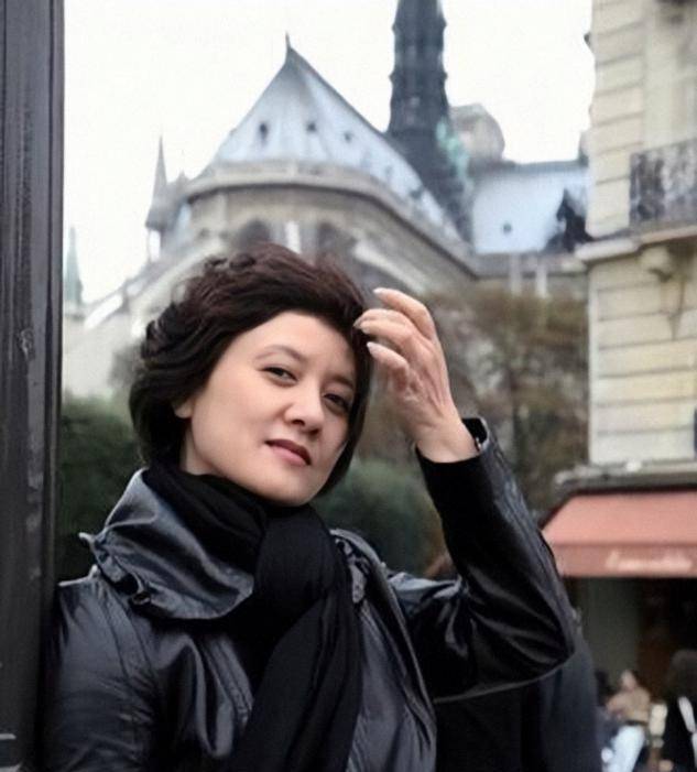 62岁邓婕高调亮相!一身黑色裙装好惊艳,气质高贵美如兰