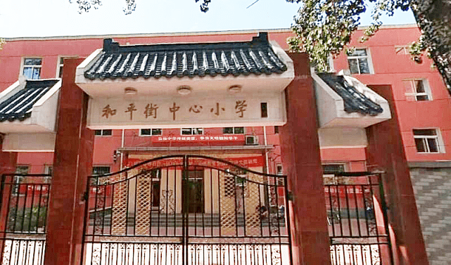 此外,小区西侧毗邻地坛公园,平时逛街遛弯方便;小区优质教育资源加持