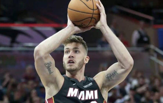 2米13中锋成火箭第一目标,三分球命中率超过哈登_迈尔斯伦纳德