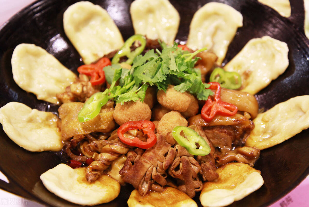 地锅鸡,菜加面食一锅出,饼皮吸饱了鸡汤,鸡肉鲜嫩