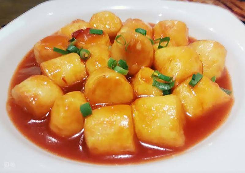 日本豆腐,我们多买一些回家,切成一个小块一个小块,然后呢,裹上一些