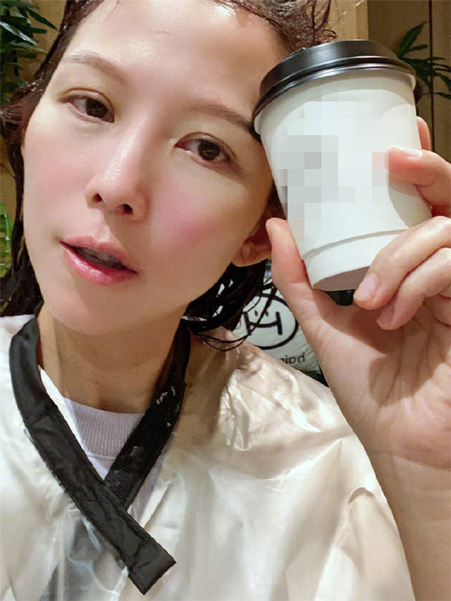 蔡少芬大方晒出素颜照毫无偶像包袱皮肤保养非常好