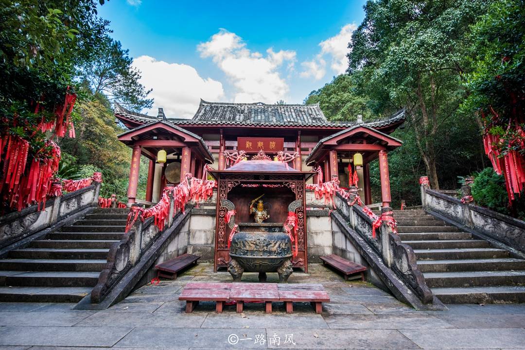 浙江缙云有座赵侯祠,传说供奉的神医精通法术,能将清水变成美酒