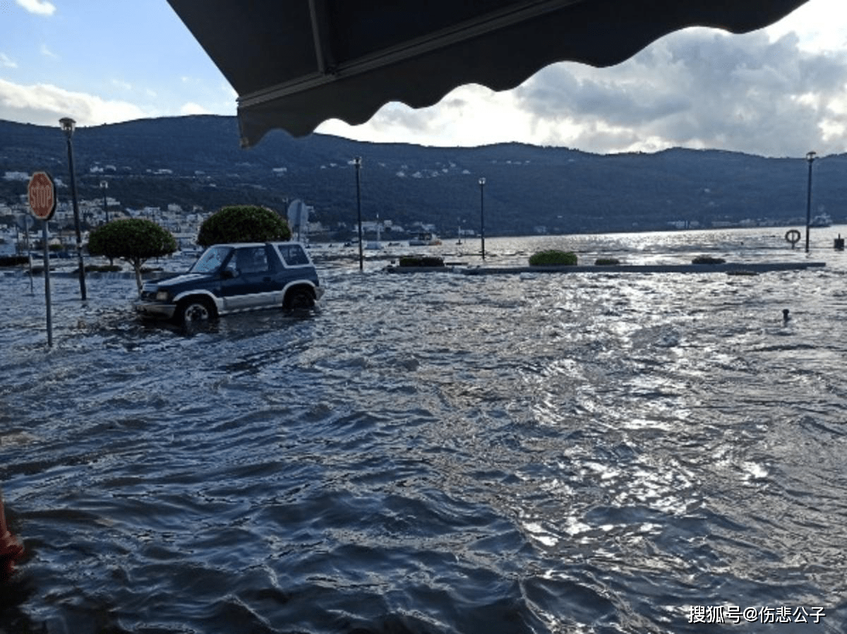 建筑物倒塌,街道洪水泛滥"土耳其和希腊"遭强烈的地震