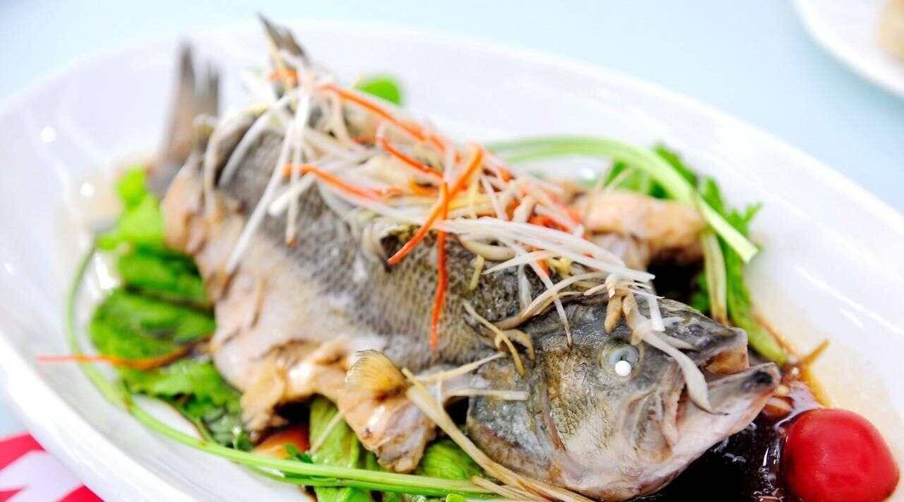 做清蒸鱼有人放盐有人放生抽老厨子都不放教你正确做法