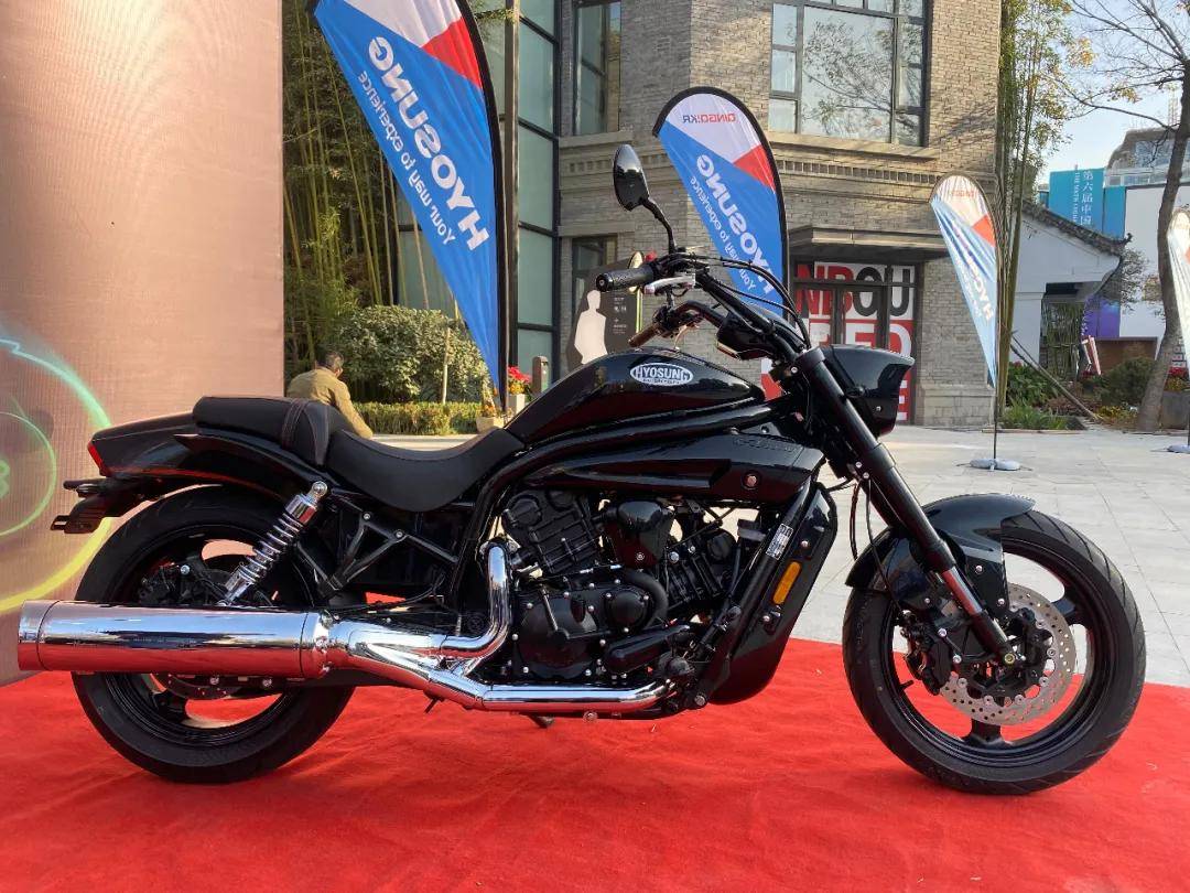 51800元轻骑hyosung新款gv650 v缸运动巡航全车近30项改进荣耀回归!