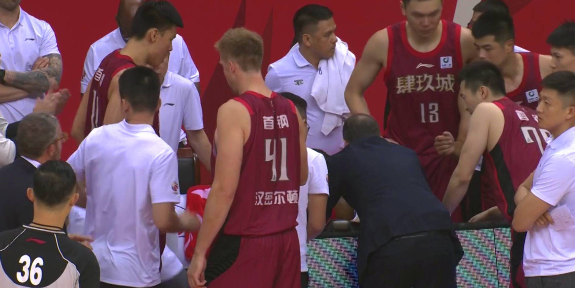 北京男篮篮板被爆,球衣"四九城"太抢镜,球迷:高薪引援失败