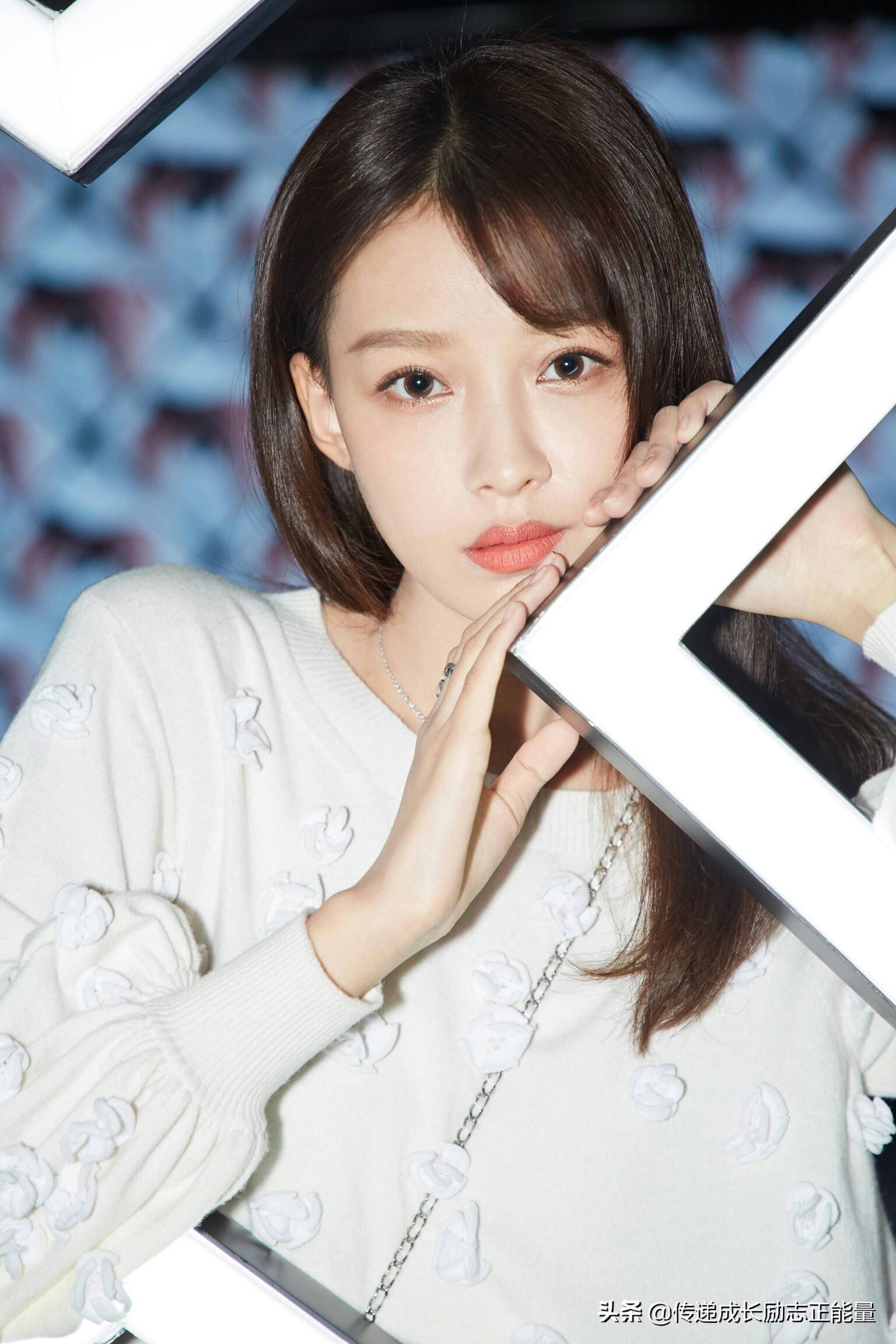 孙怡身处充满水珠的玻璃后,笑容甜美演绎朦胧美,一直非常励志