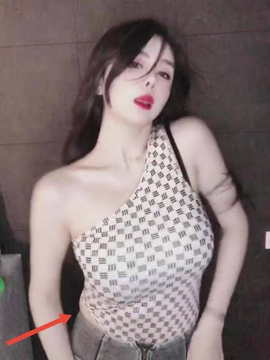 原创张琪格秀舞技暴露身材,腰间赘肉显露无疑,年近30终于走样?