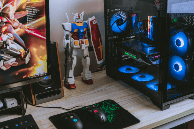 之前用的鼠标是罗技g503,无论是线材还是外壳都留下了岁月的痕迹.