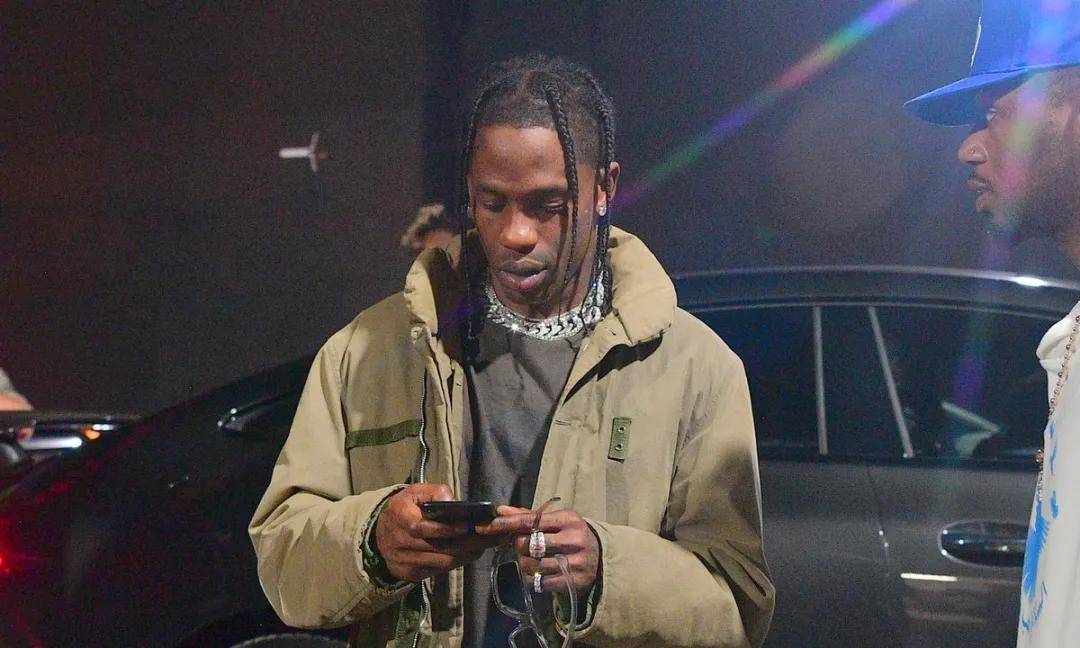 travis scott 被喷像 "蟑螂"!一怒下关闭 3 千万粉丝账号!