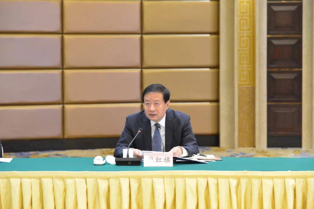 泰安市委常委,市委统战部部长张红旗讲话座谈会上,张红旗向与会错表