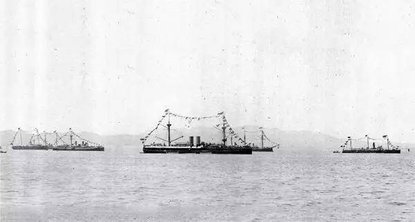 在大连湾的南,北洋军舰,左起依次是康济经远镇远南瑞广乙