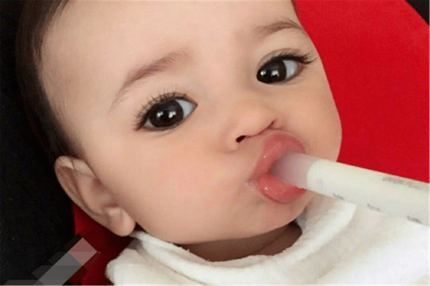 她被评为"世界最美宝宝",大眼睛好似会说话,网友:再等她20年