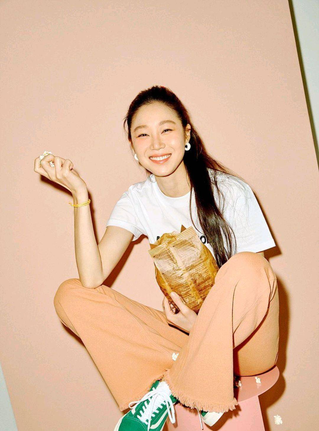 40岁孔孝真穿搭很高级清新果味夏日穿搭散发超越年龄的时尚感