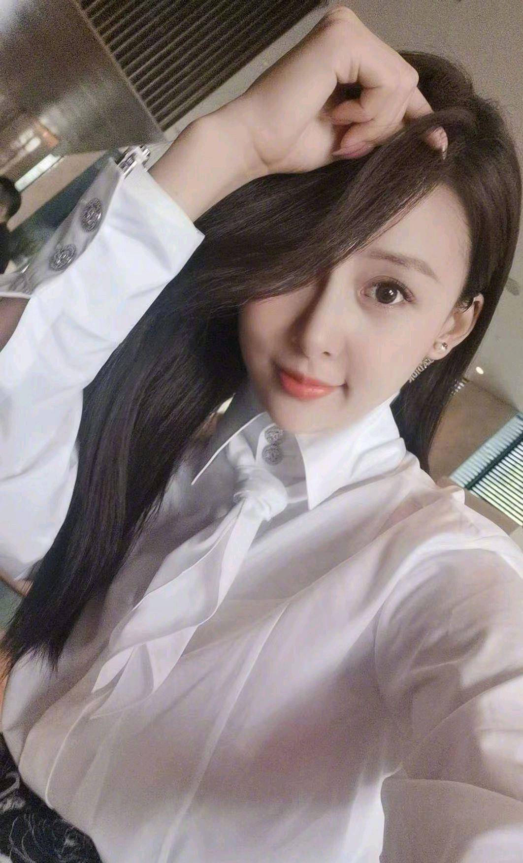 贾青的穿搭很惊艳,穿黑色西装裙配银亮色高跟鞋,气场与时髦并存_设计