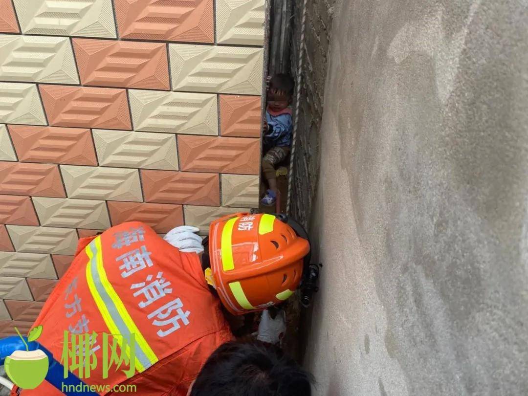 熊孩子又惹事东方1岁半男童不慎卡20厘米墙缝里消防巧用引绳施救