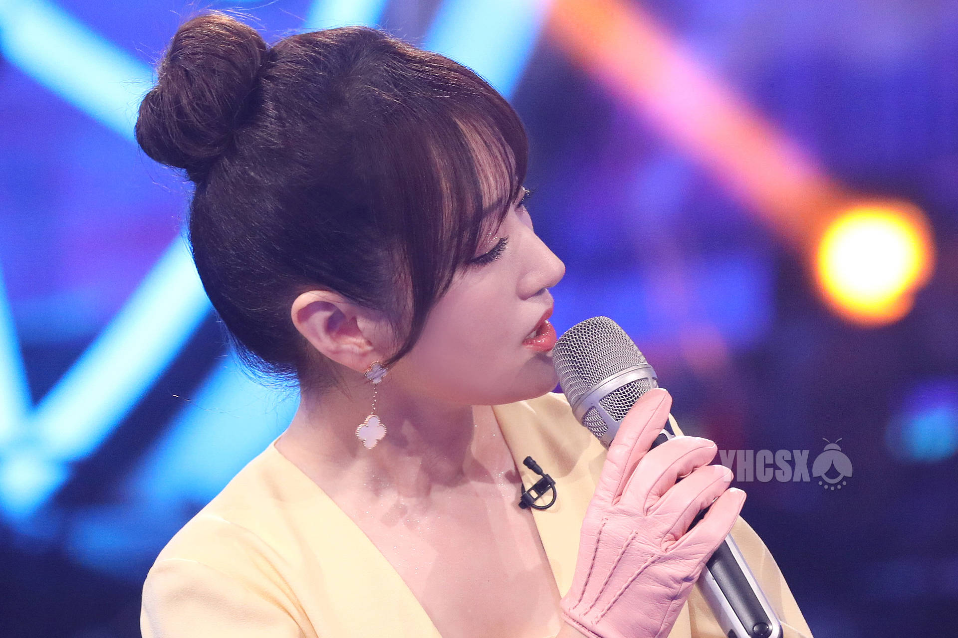 一位是内地歌坛第一玉女杨钰莹,另一位是来自台湾省的资深歌手高胜美