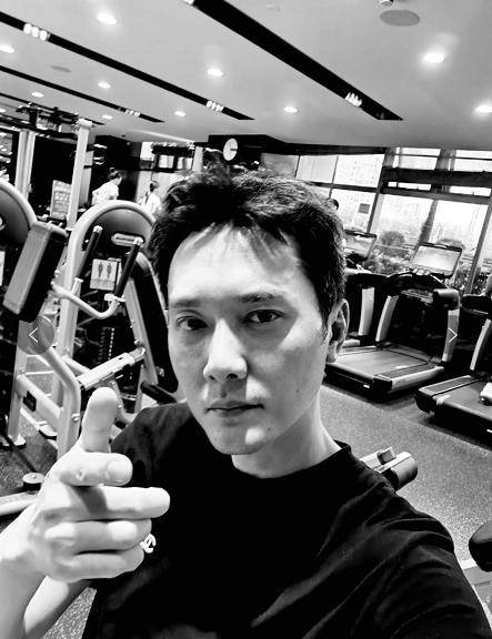 并写出有成效之后,骄傲的在社交平台上晒出了自拍照可以,照片中冯绍峰