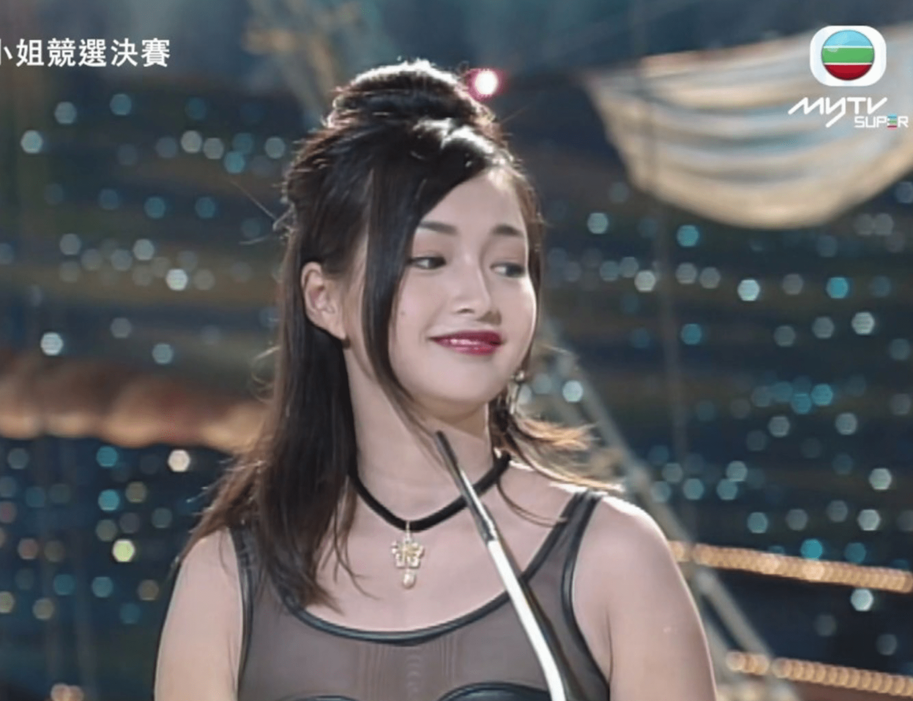 50岁港姐李绮虹罕见露脸,脸色蜡黄皱纹明显,隐退十年转行做护士_手机