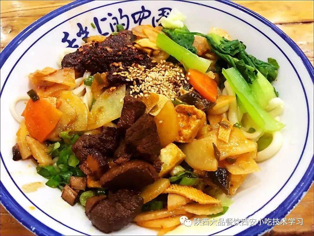 大块的牛肉面现在很受欢迎,大家都喜欢吃牛肉扯面或者牛肉面拉条子,学