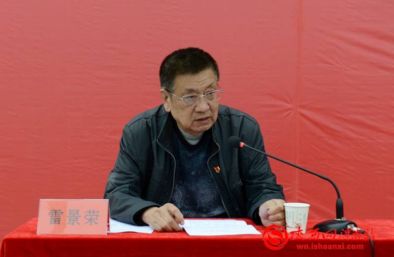 记者 杨大君 摄白水县副县长秦奉举介绍白水县脱贫攻坚工作情况.