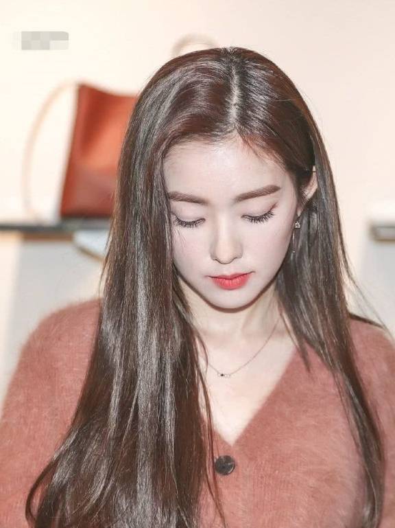 白的发光的裴珠泫好赞身穿裸粉色开衫毛衣轻松演绎优雅淑女范