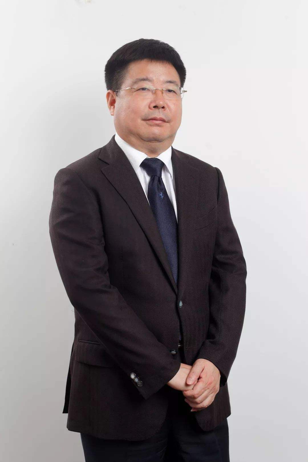 公开资料显示,姜照柏,1963年出生,原籍江苏南通,现任上海鹏欣(集团)